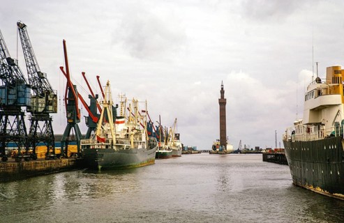 Frachtschiffe im Royal Dock mit Grimsby Dock Tower, Grimsby, Lincolnshire, England, UK September