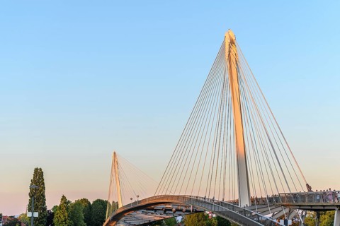 Die Deux-Rives-Fußgängerbrücke zwischen Deutschland und Frankreich in Kehl und Straßburg, ein