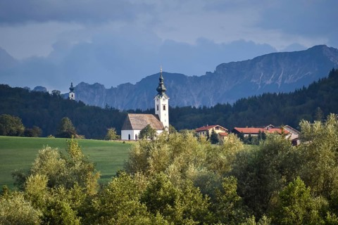 View from the Ainringer moss nature reserve to Ulrichshögl with the Lattengebirge mountains in the