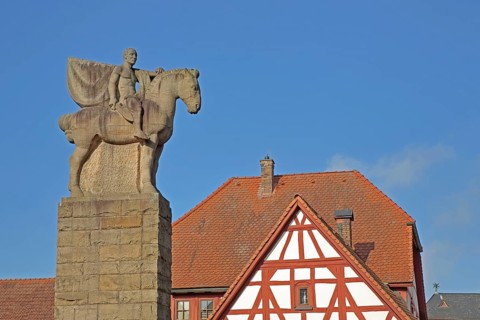 War memorial with equestrian figure from World War 1, equestrian statue, horse figure,