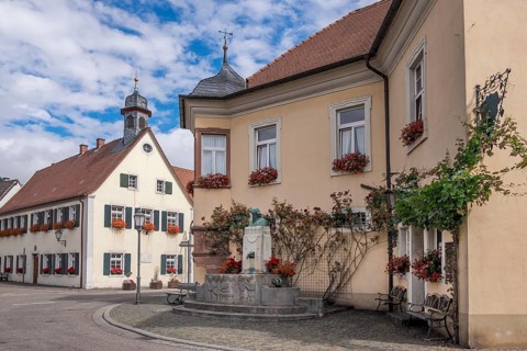 Klingenmünster with the August Becker Monument, on the left the birthplace of the writer August