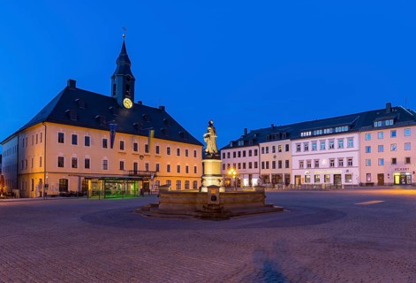 Twilight shot of the town hall on the market square with Barbara Uthmann fountain,
