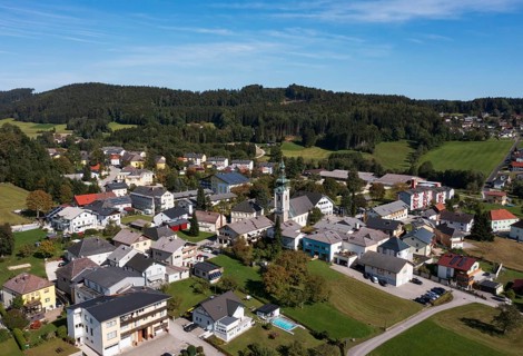 Drone image, view of the village with parish church, Ampflwang im Hausruckwald, Hausruckviertel,
