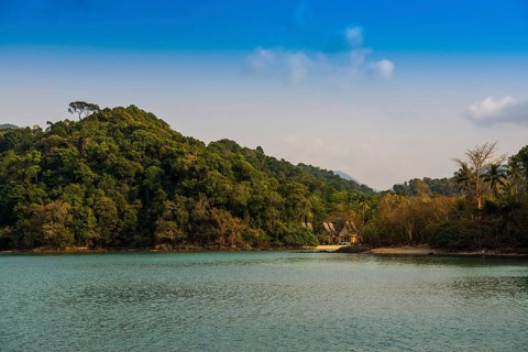 Picturesque beach with coconut palms and huts, Klong Son Beach, Ko Chang, Koh Chang, Mu Ko Chang
