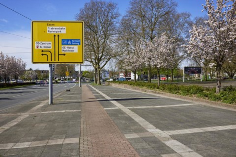 Sign to the centre, Essen, trotting track and Revierpark, Gelsenkirchen-Horst, music theatre and