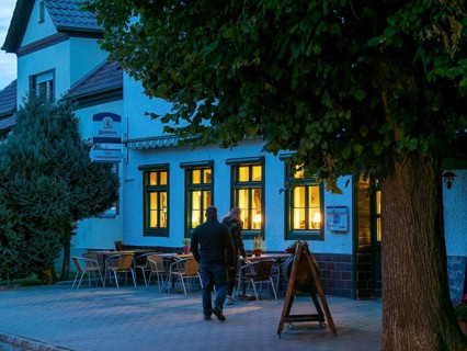 Country inn Unterspreewald, illuminated windows, twilight, passers-by, Schlepzig, Brandenburg,