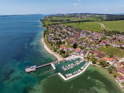 Luftbild von der Bodenseegemeinde Hagnau, Winzerdorf und beliebter Ferienort am Bodensee, dahinter