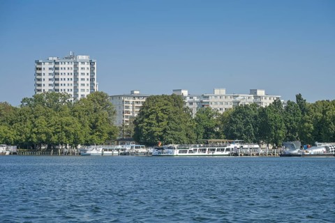 Residential buildings and jetties in Tegel, Greenwichpromenade, Tegeler See, Tegel, Reinickendorf,