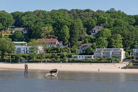 Houses, beach, shipwreck MS Uwe, Falkensteiner Ufer, Elbe, Hamburg, Germany