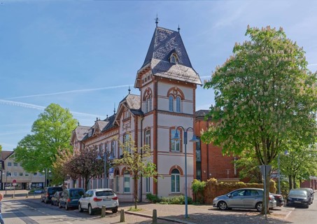 Old town hall Geesthacht at the Rathaussctrasse, in front of it a blossoming chestnut tree in