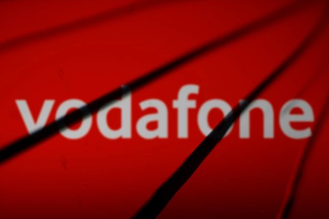 Vodafone logo is visible on the broekn glass.