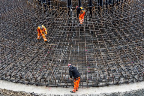 Assembly of reinforcing steel for the reinforced concrete foundation of a wind turbine, a mesh of
