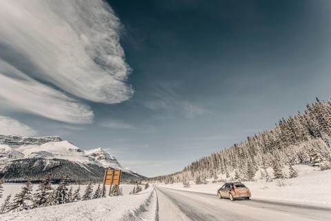 Winter road trip on the Icefields Parkway with lots of snow and ice, Banff National Park, Jasper