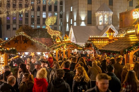 Pre-Christmas time, visitors to de, Christmas market in downtown Essen, on Kennedyplatz, the market