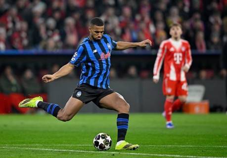 Isak Hien Atalanta BC Bergamo (04) Action on the ball Football, Champions League, Allianz Arena,