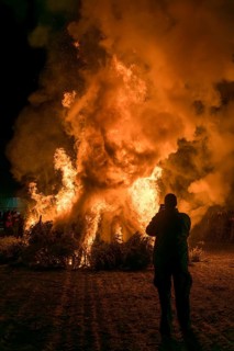 Spectators at a dunning fire at a rally of farmers and peasants against the German government's