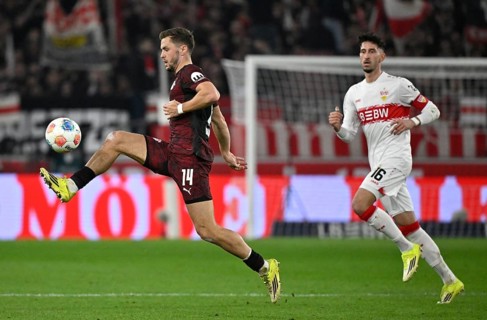 David Raum RasenBallsport RB Leipzig RBL (22) Action on the ball Atakan Karazor VfB Stuttgart (16)