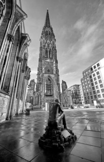 Memorial, ruins of the main church St. Nikolai with the sculpture Prüfung by Edith Breckwoldt,