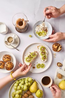 Delicious kiwi toast topped with creamy cheese, crunchy walnuts, and nutritious chia seeds, perfect