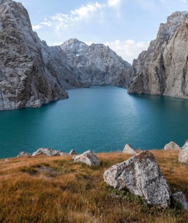 Mountain lake Kol Suu, Sary Beles Mountains, Naryn Province, Kyrgyzstan