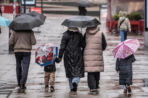 Passers-by in a pedestrian zone, Kettwiger Straße, rainy weather, city center, Essen, North