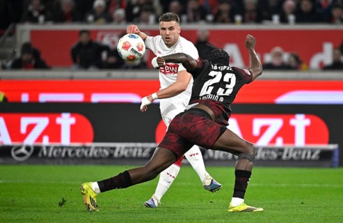 Duel, action Ermedin Demirovic VfB Stuttgart (09) against Castello Lukeba RasenBallsport RB Leipzig