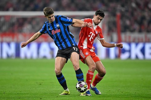 Duel, action Charles De Ketelaere Atalanta BC Bergamo (17) against Aleksandar Pavlovic FC Bayern