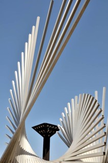 Sculpture Lebenskraft by the Spanish sculptor and draughtsman Andreu Alfaro on Jockel-Fuchs-Platz,