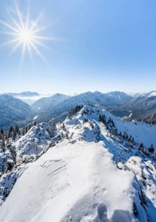 Snow-covered mountain landscape, view of ridge and mountain panorama at Teufelstättkopf,