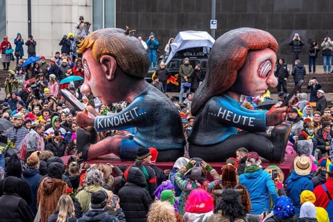 Rose Monday procession in Düsseldorf, theme car by wagon manufacturer Jacques Tilly, topic of