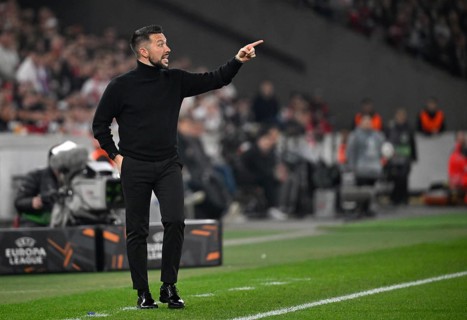 Coach coach Francesco Farioli FC Porto on the sidelines gesture gesture soccer Europa League,