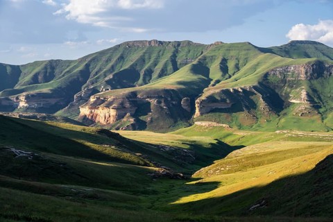 Grassland with sandstone cliffs and cliffs, landscape in Golden Gate Highlands National Park, Free