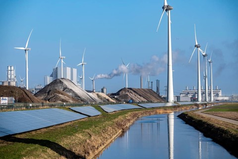 Solar park on the Slaperdijk dike near Eemshaven, test project, 17000 solar modules have been