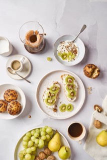 Delicious kiwi toast topped with creamy cheese, crunchy walnuts, and nutritious chia seeds. A
