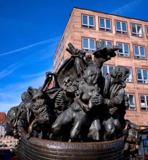 Fool's ship fountain, fountain sculpture, Old Town, Nuremberg, Franconia, Bavaria, Germany