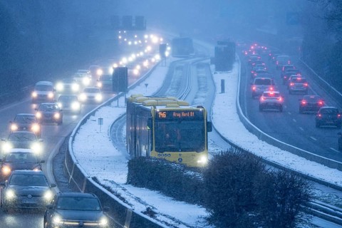 Winter weather, motorway traffic, A40 motorway, Ruhrschnellweg, in Essen, at the Essen-East