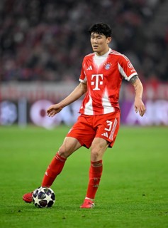 Min-jae Kim FC Bayern Munich FCB (03) Action on the ball Football, Champions League, Allianz Arena,