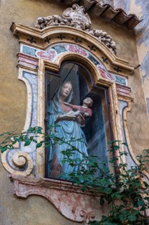 Figure of a saint with child in an alley, Christianity, Mary, Jesus, depiction, Italy