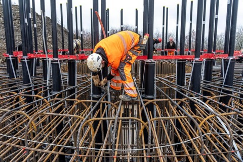 Assembly of reinforcing steel for the reinforced concrete foundation of a wind turbine, a mesh of