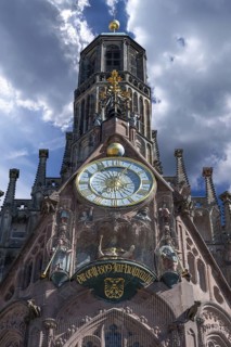The tower, tower clock and the men's race of the Frauenkirchem Hauptmarkt, Nuremberg, Middle