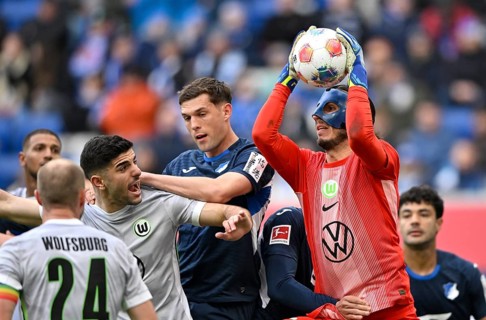 Penalty area scene, Goal area scene Goalkeeper Kamil Grabara VfL Wolfsburg (01) with carbon mask