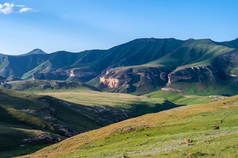 Grassland with sandstone cliffs and cliffs, landscape in Golden Gate Highlands National Park, Free