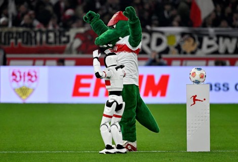 During the DFL and VfB Stuttgart Innovation Matchday, an AI-supported robot hands over the Adidas