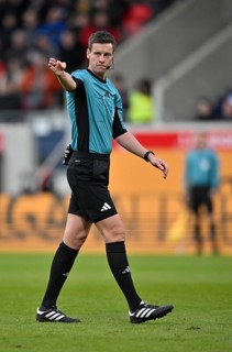 Referee Daniel Siebert gesture gesture soccer Bundesliga, Voith-Arena, Heidenheim,