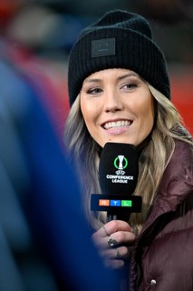 RTL reporter presenter Laura Papendick, portrait, in interview microphone microphone logo smiling