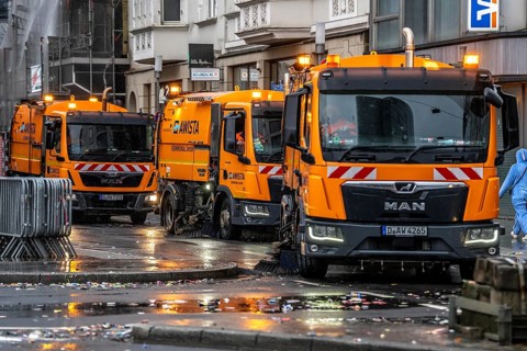 Sweeping on Rose Monday in Düsseldorf, the municipal utilities clean up after the train, confetti,