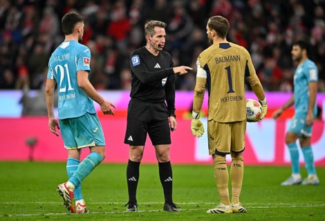 Referee Tobias Stieler in discussion with goalkeeper Oliver Baumann TSG 1899 Hoffenheim (01) Albian