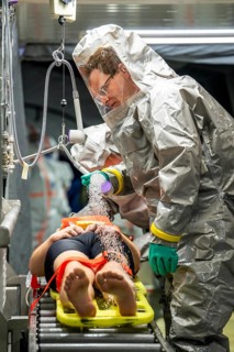 Decontamination of injured persons after an assumed accident involving hazardous substances, fire