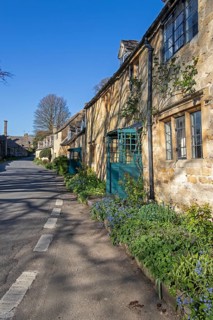 Honey-coloured limestone houses, street, Snowshill, The Cotswolds, England, Great Britain