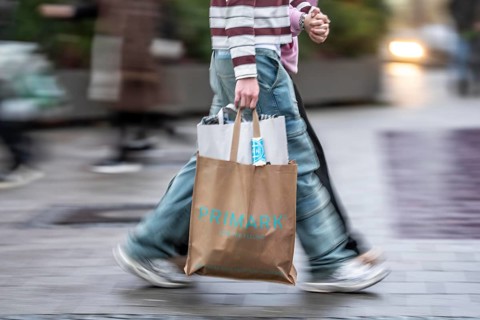 Pedestrian zone, passers-by hurrying, shopping between the years, exchanging, shopping bags,